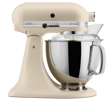 Ein cremefarbener KitchenAid Artisan Standmixer. Er hat eine Edelstahlschüssel und einen durchsichtigen Kunststoffschutz. Der Mixer hat ein elegantes Design.