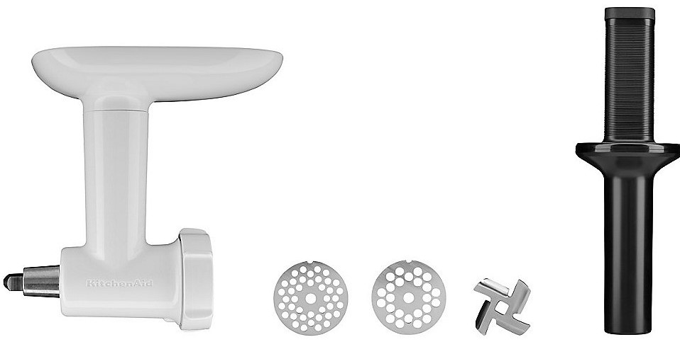 Weiße KitchenAid Fleischwolf-Aufsätze: Mahlwerk, Platten, Messer und schwarzer Stopfer.