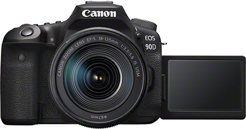 Eine schwarze Canon EOS 90D Kamera mit ausgefahrenem Objektiv und geöffnetem Bildschirm.
