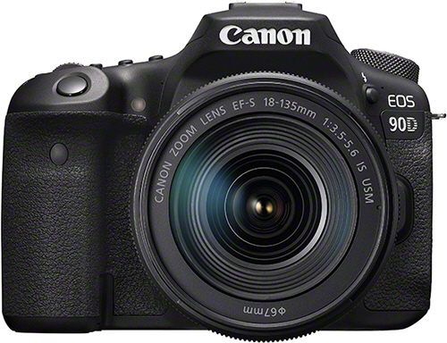 Schwarze Canon EOS 90D Kamera mit Objektiv. Vorderansicht, zentriert, auf weißem Hintergrund.