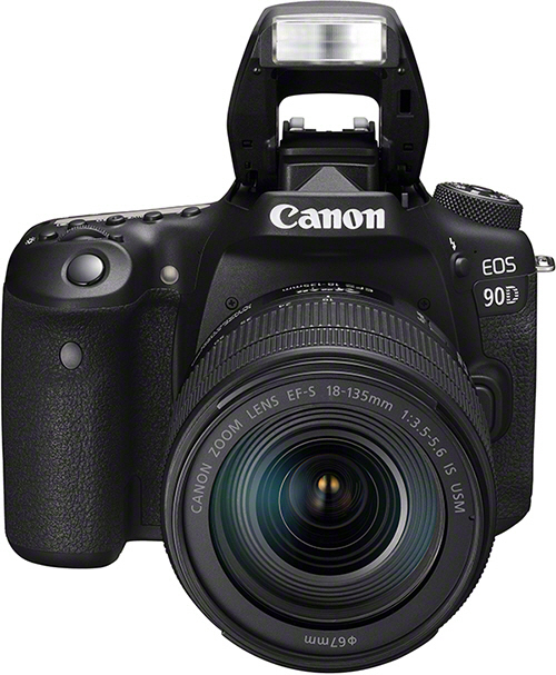 Schwarze Canon EOS 90D Kamera mit Objektiv und Blitz. Die Kamera befindet sich auf weißem Hintergrund.