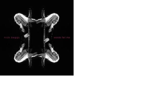 Albumcover: Spiegelbild einer Frau mit Gitarren. Text 'Nick Beggs' und 'Words Fail Me'. Schwarzer Hintergrund.