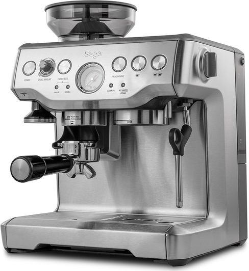 Espressomaschine aus Edelstahl mit Drehreglern, Knöpfen und einem Siebträger. Oben befindet sich eine Mühle.