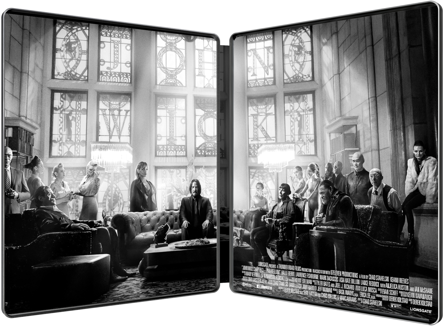 Een grijswaarden scène van een kamer met een groep mensen, een filmtitel en credits.