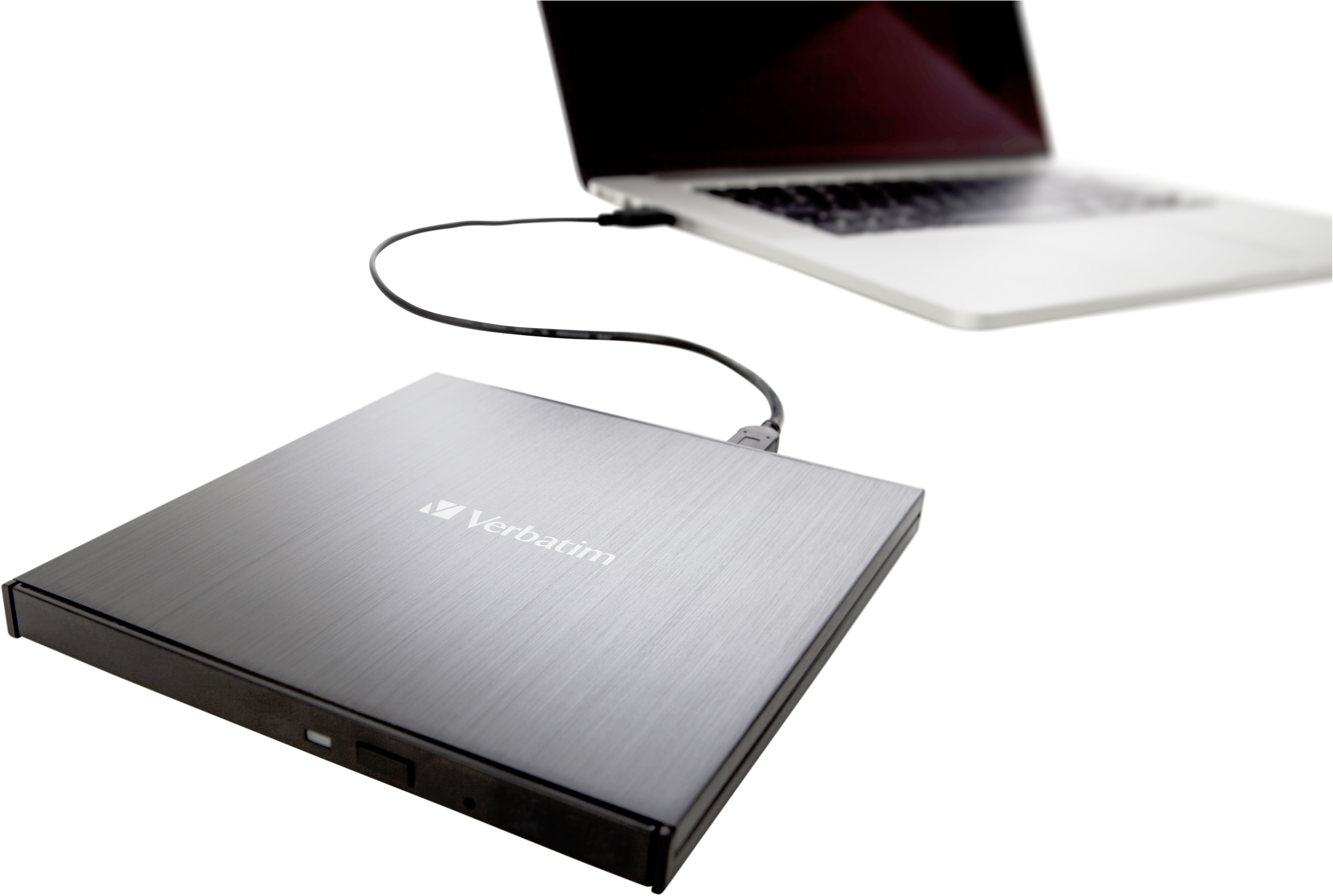 Silbernes externes CD/DVD-Laufwerk, das an einen Laptop angeschlossen ist. Das Laufwerk ist im Vordergrund.