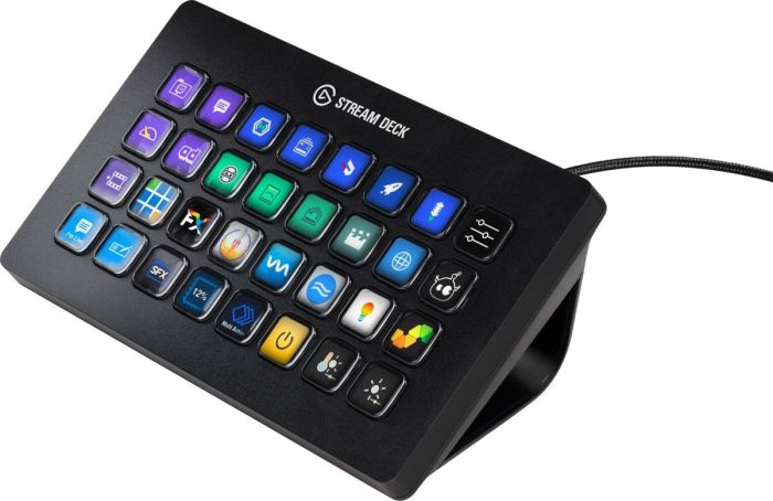 Ein schwarzes Stream Deck. Es hat viele Tasten mit Symbolen. Das Gerät steht leicht schräg.