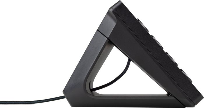 Eine schwarze Bedienoberfläche mit Kabel, die schräg auf einem Ständer ruht.