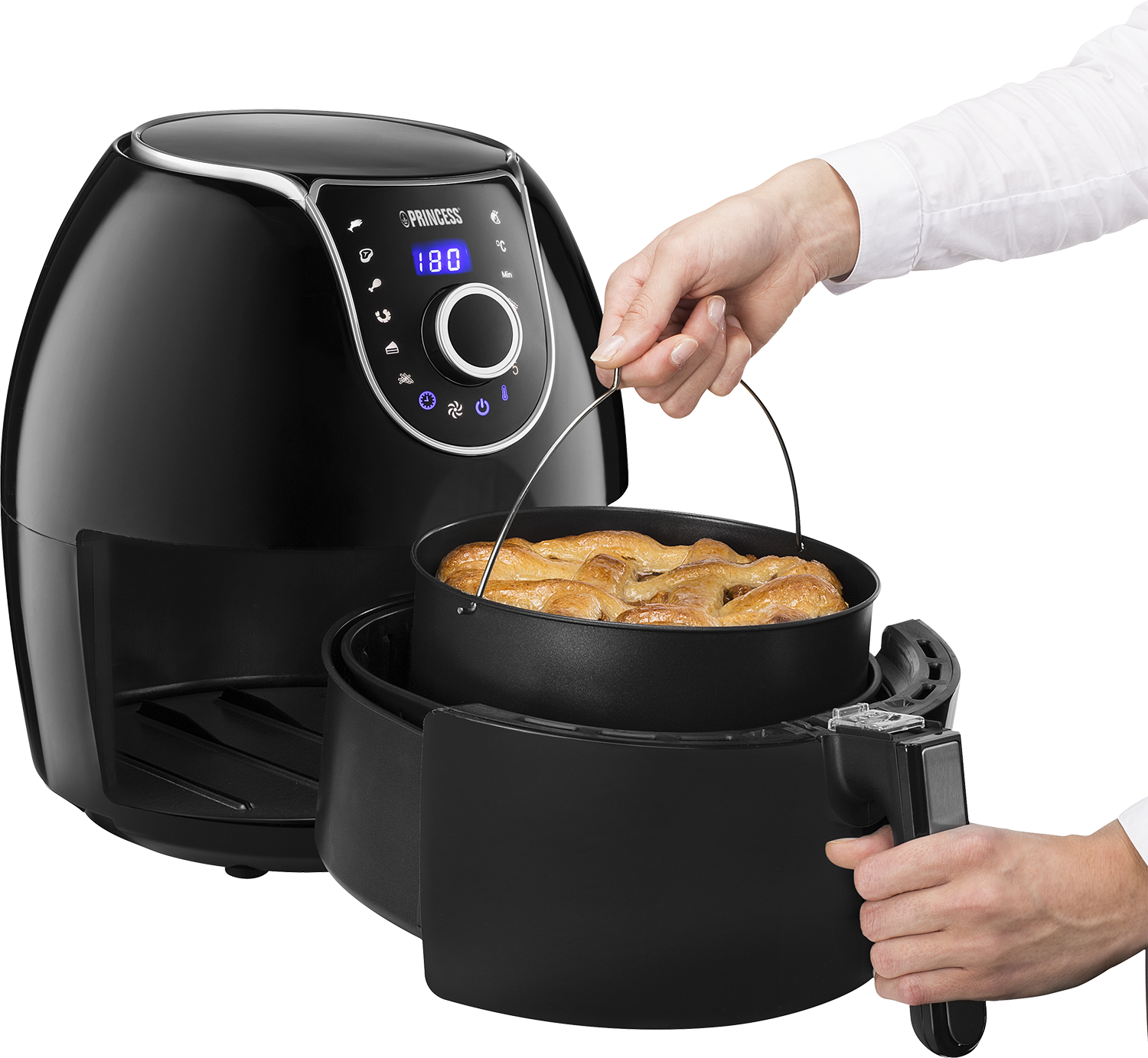 Zwarte airfryer met eten erin, een persoon houdt een handvat vast. Digitaal display toont 180 graden.
