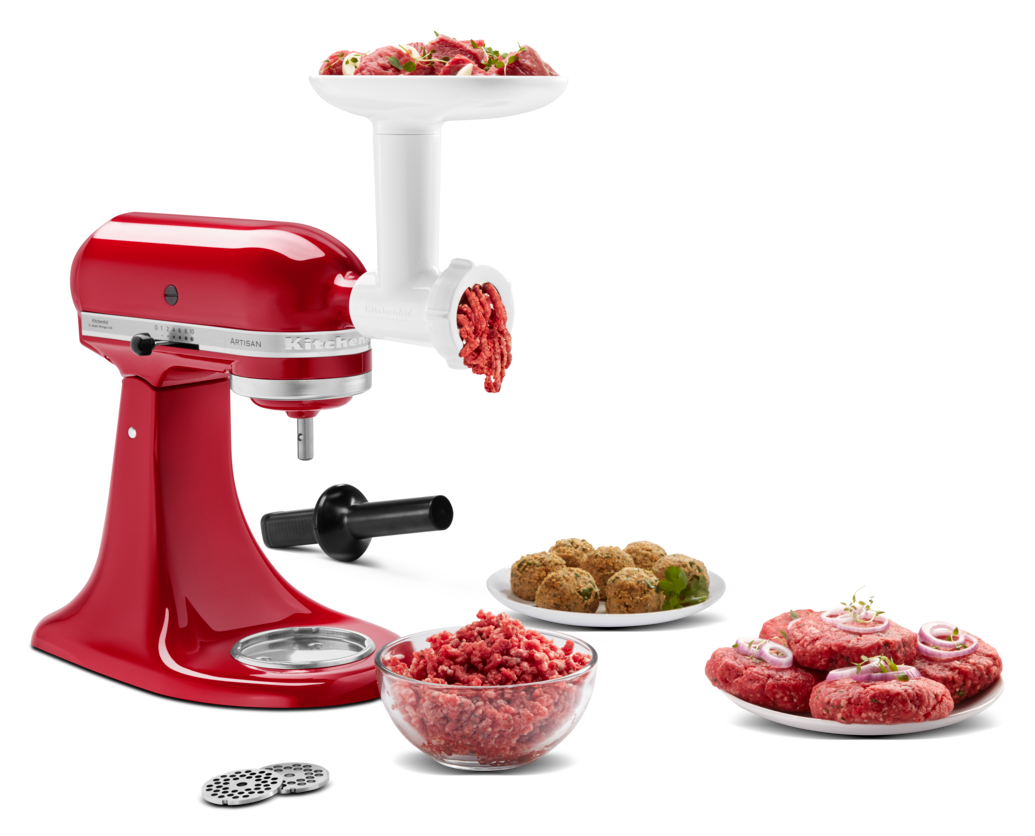 Roter KitchenAid-Küchenmixer mit Fleischwolfaufsatz, Hackfleisch und Buletten.
