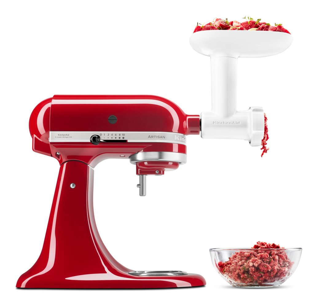 Roter KitchenAid-Küchenmixer mit Fleischwolfaufsatz. Gehacktes in einer Schüssel. Weißer Hintergrund.
