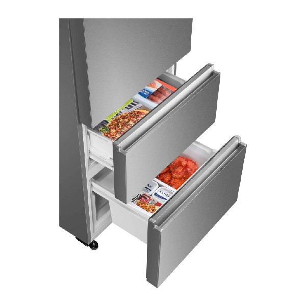 Refrigerador plateado moderno con tres cajones abiertos que contienen alimentos.