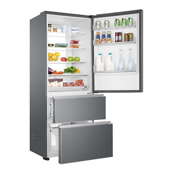 Nevera de acero inoxidable con puertas abiertas. Comida y bebidas dentro. Acabado gris. Diseño moderno.