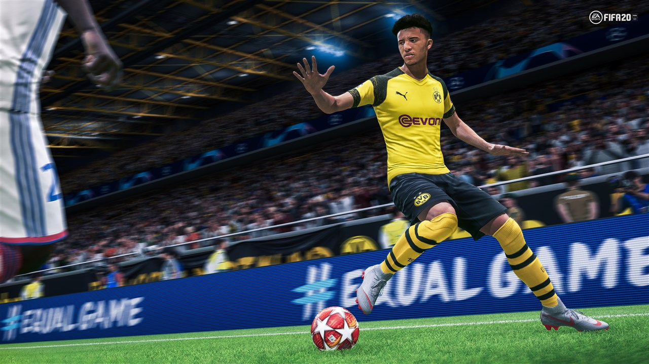 Voetbal videogame scène. Een speler in geel shirt schopt een bal op een groen veld. Stadion.