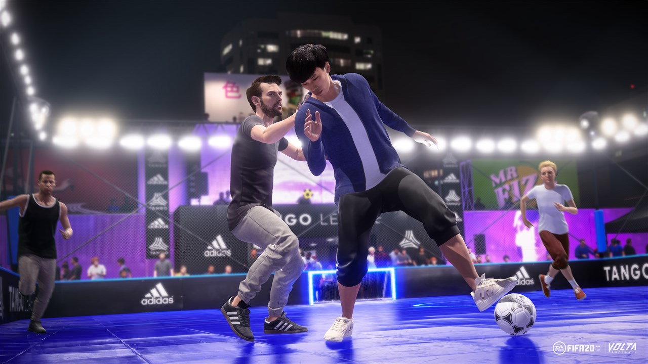 Voetbalwedstrijd, twee spelers vechten om de bal, omringd door toeschouwers en Adidas-branding.