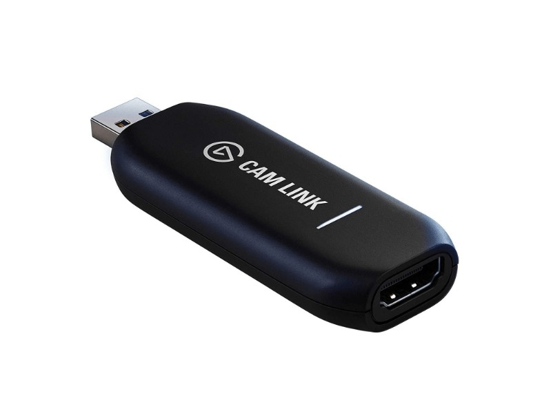 Dispositivo Elgato Cam Link negro con un conector USB y un puerto HDMI, sobre un fondo blanco.