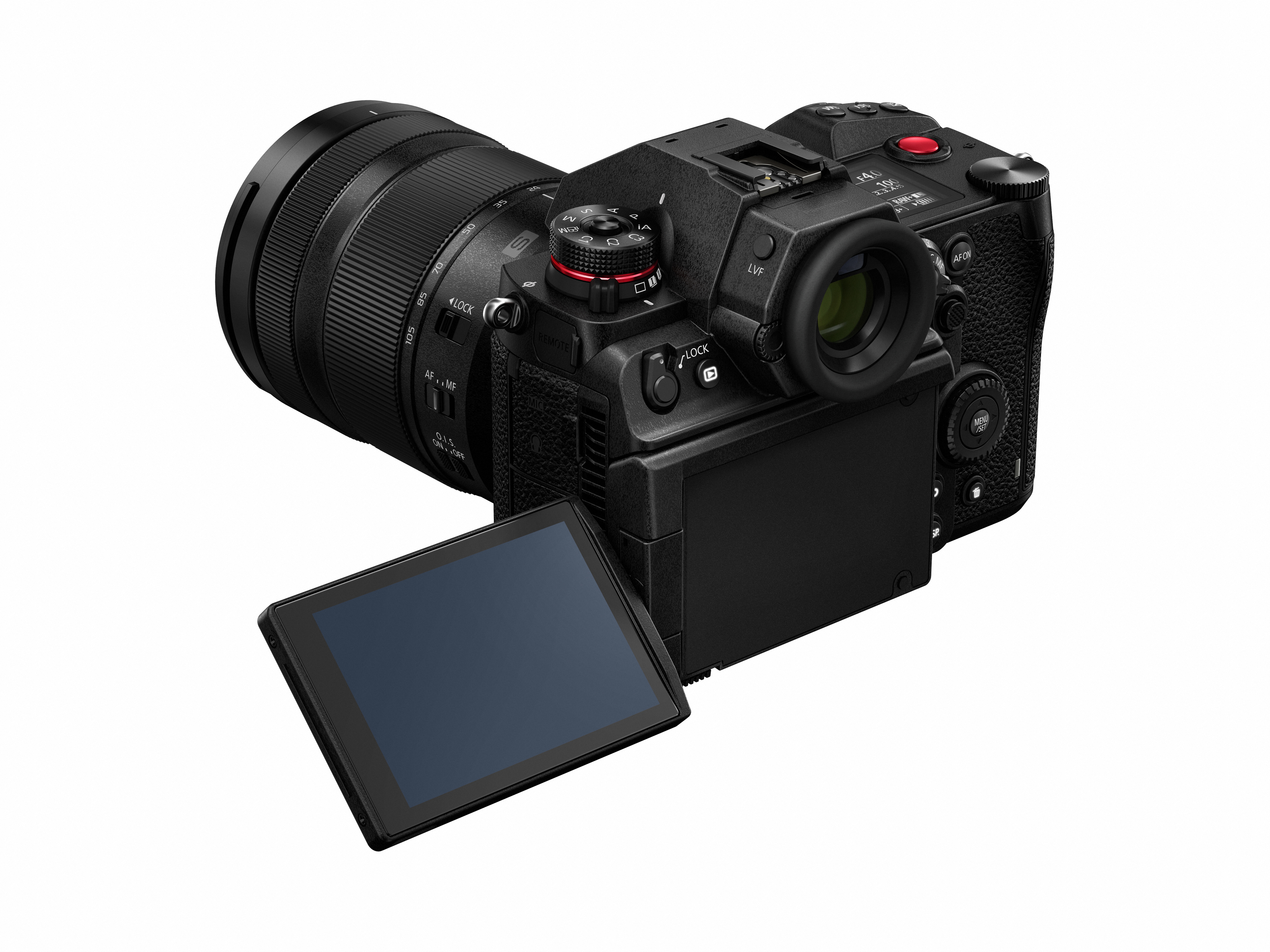 Eine schwarze Digitalkamera mit Objektiv, Bildschirm und Knöpfen. Sie ist auf einer weißen Oberfläche angewinkelt.