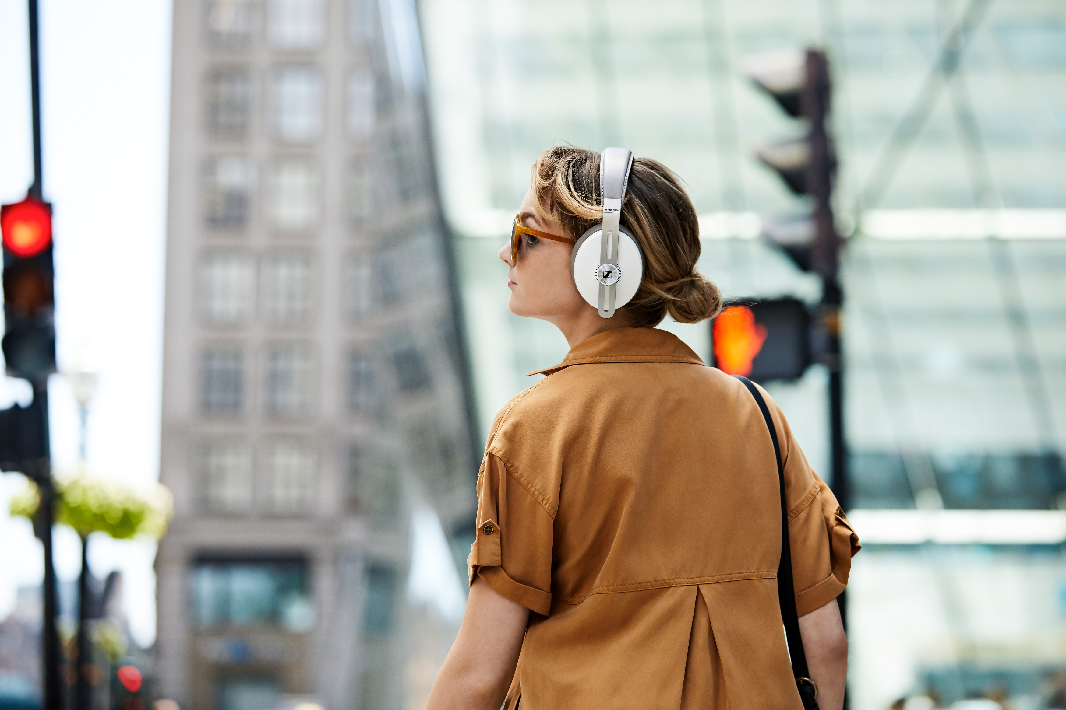 SENNHEISER New MOMENTUM Wireless Noise Cancelling, Over-ear Kopfhörer Bluetooth Sandy White