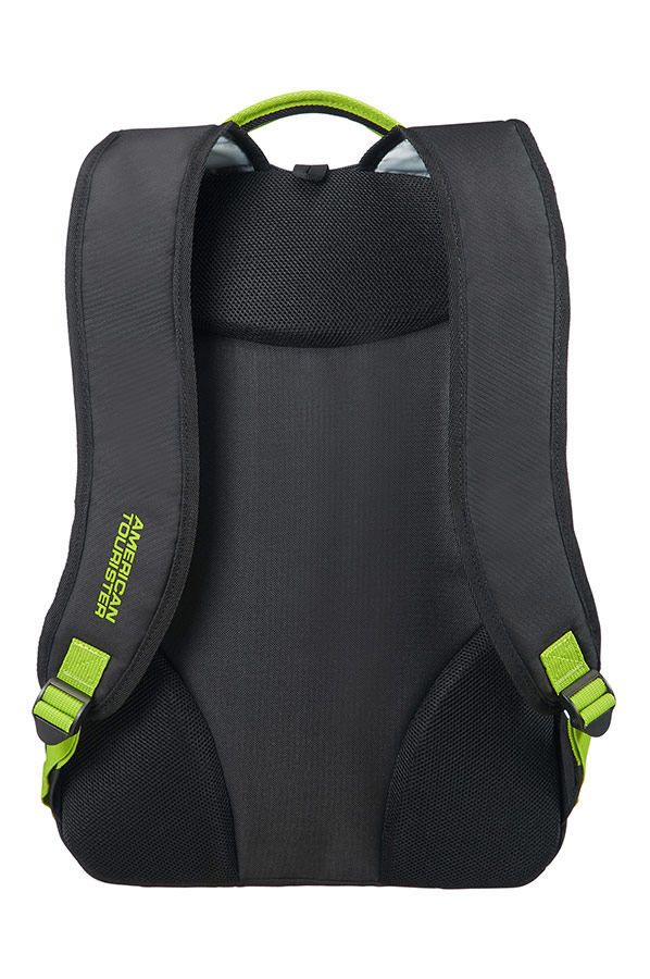 Fekete hátizsák zöld díszítéssel, az 'AMERICAN TOURISTER' felirattal.