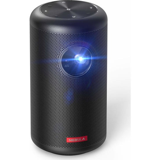 Mavi ışıklı siyah silindirik bir projektör. NEBULA kelimesi alt kısımda kırmızı renktedir.