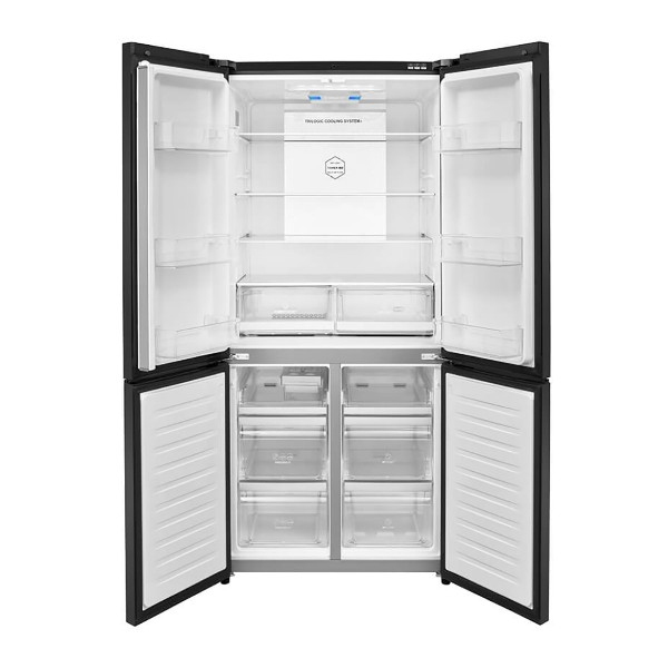 Refrigerador negro abierto con múltiples estantes y cajones llenos de alimentos.