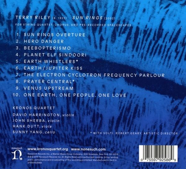 Pochette de CD avec liste des titres. Il y a du texte, le titre de l'album, le nom de l'artiste et un design graphique bleu et blanc.