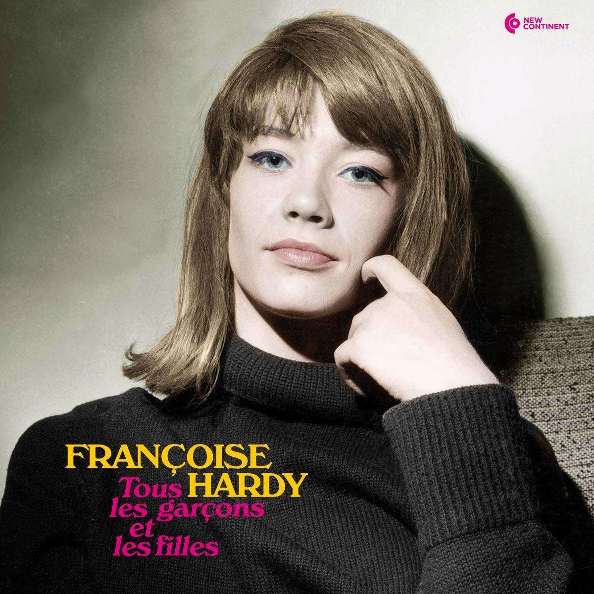 Françoise Hardy trägt einen schwarzen Rollkragenpullover und berührt ihr Kinn.