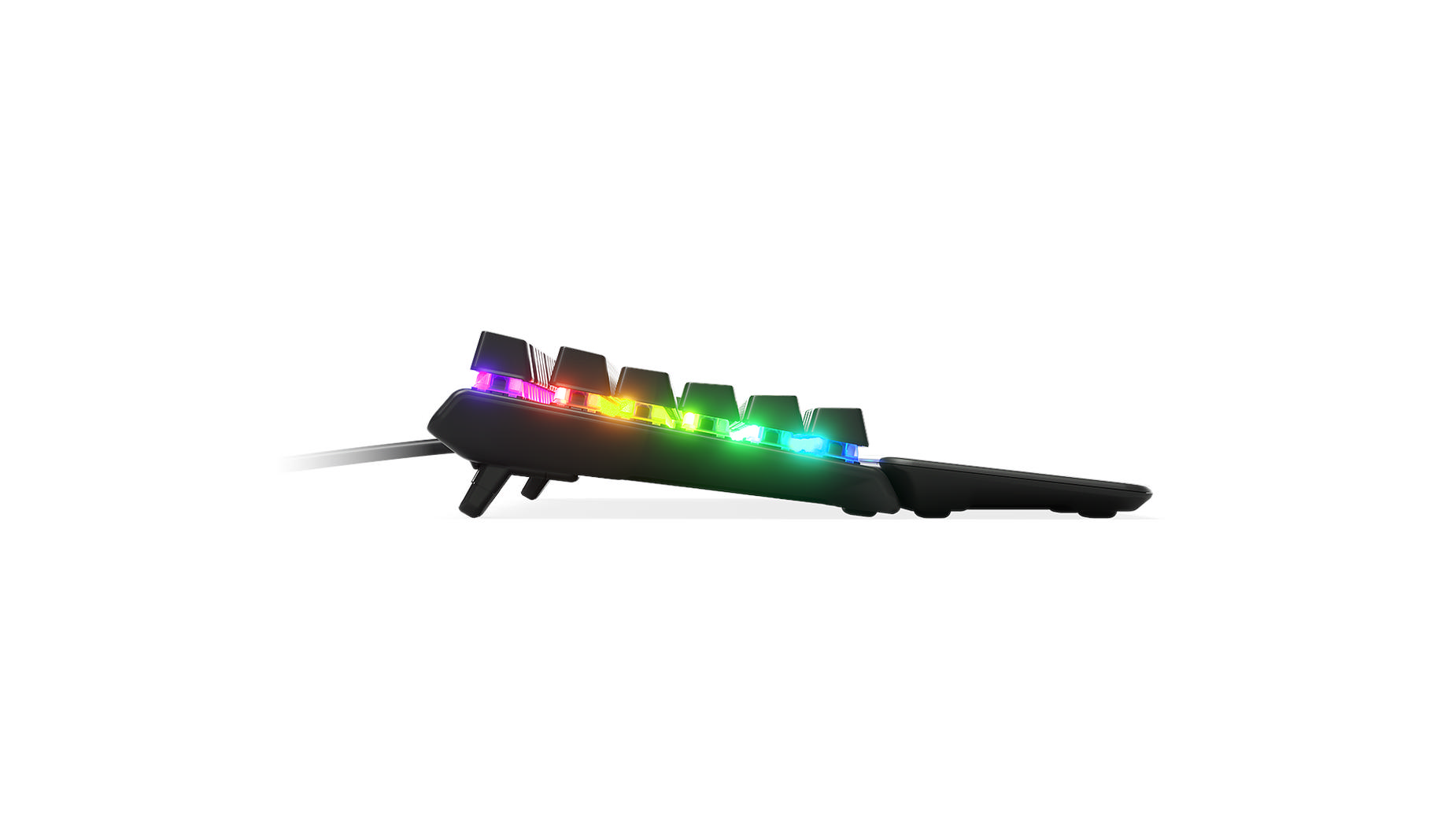 Çok renkli aydınlatmaya sahip siyah bir steelseries klavye.