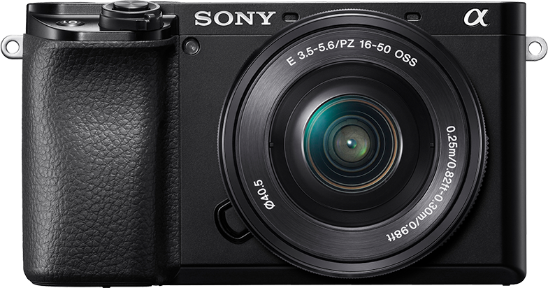 Una fotocamera mirrorless Sony nera con un obiettivo collegato. Ha un anello dell'obiettivo argentato e un'impugnatura nera.