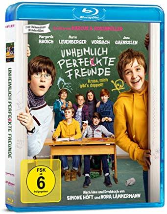 DVD-Hülle eines Films, eine Gruppe von Kindern ist vorne. Eine grüne Tafel ist dahinter.