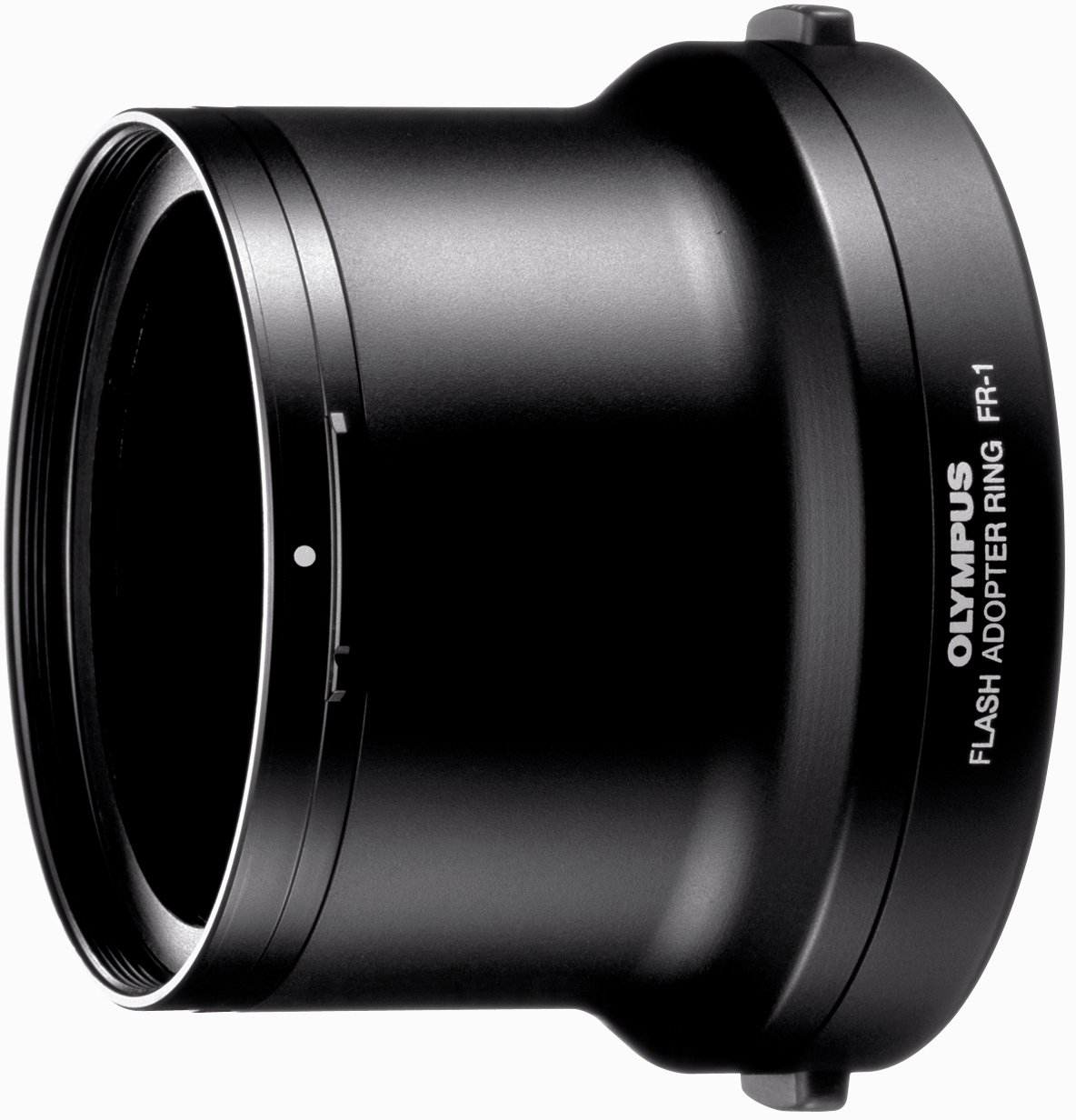 Zwarte Olympus flitsadapterring met een witte rand. De tekst 'OLYMPUS FLASH ADAPTER RING FR-1' is zichtbaar.