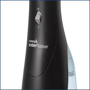 Ein schwarzer Waterpik Wasserflosser mit Ein-/Ausschalter und Wasserstandsanzeige.
