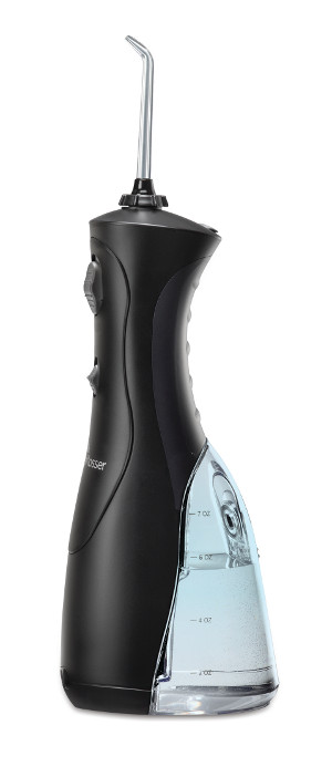 Schwarzer Wasserflosser mit blauem Wasserreservoir. Es hat eine dünne, silberne Spitze.