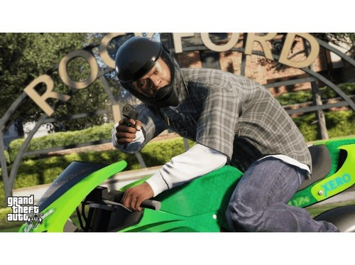Un hombre en moto verde apuntando con una pistola, en una escena estilo GTA.