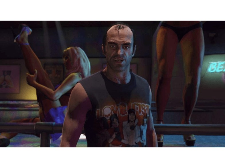 Hombre con camiseta gráfica, sonriendo. Fondo de un bar con mujeres bailando.