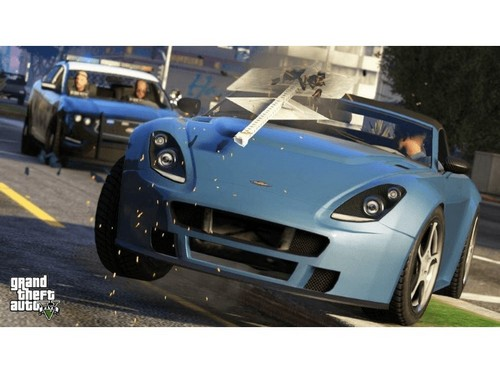 Un coche deportivo azul en un videojuego, chocando contra una ventana de cristal. Otros coches en el fondo.