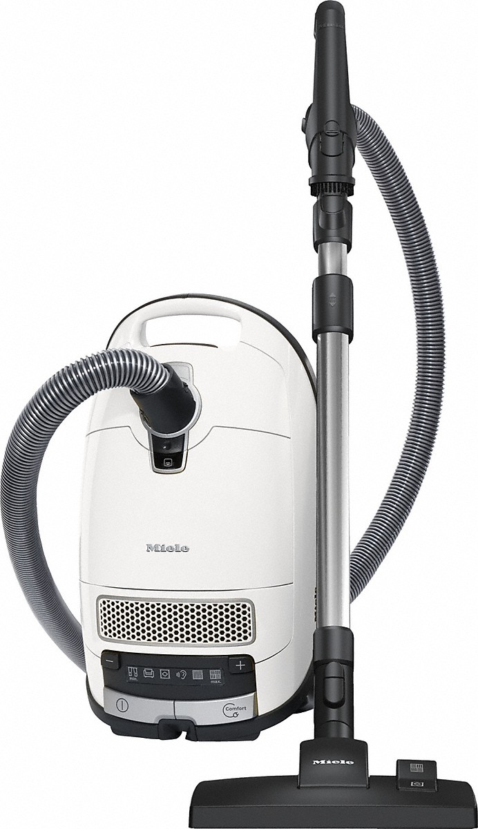 Aspiradora Miele blanca con manguera y accesorios, vista en ángulo, aislada sobre fondo blanco.