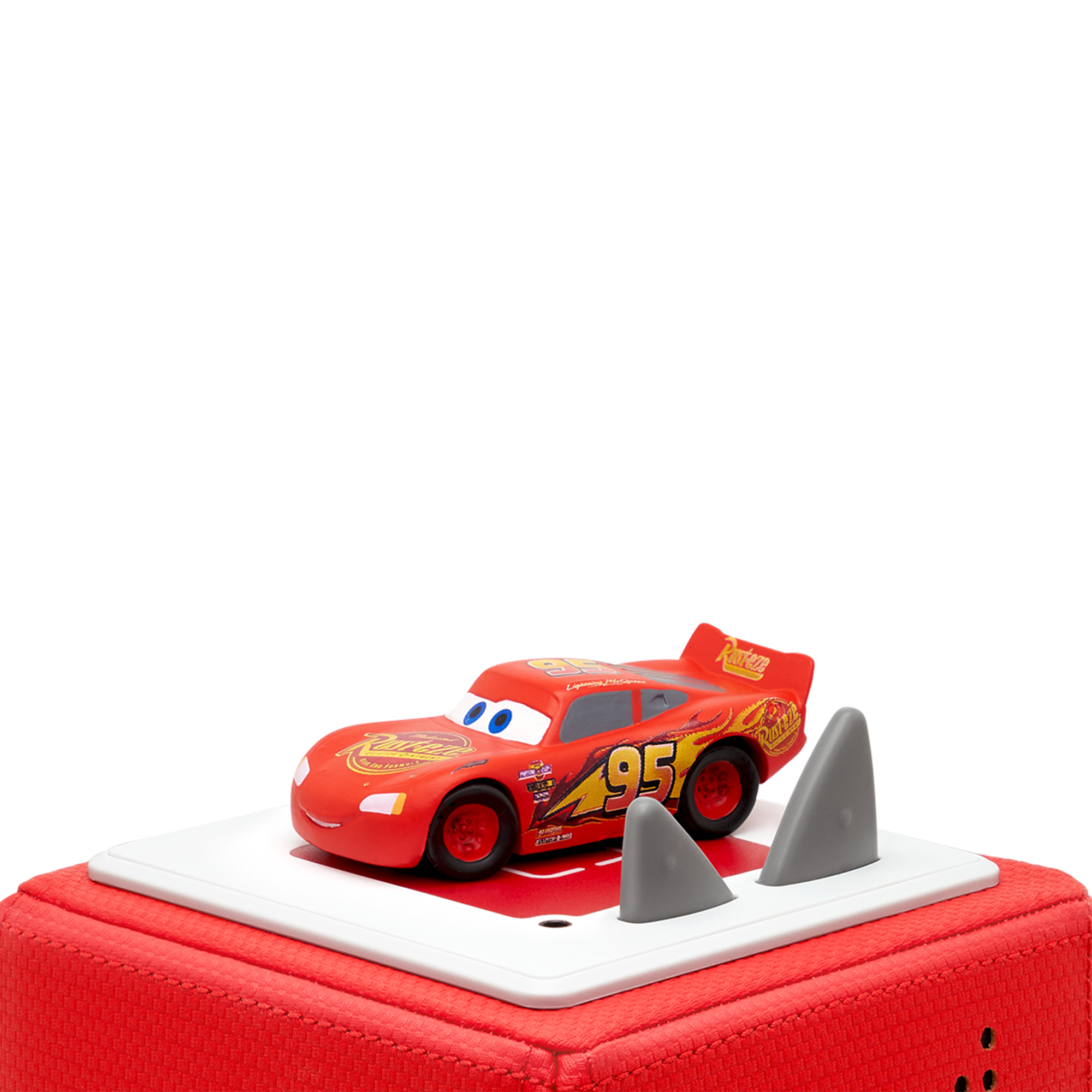 Roter Lightning McQueen Spielzeugauto auf roter Basis, mit Haifischflossen.