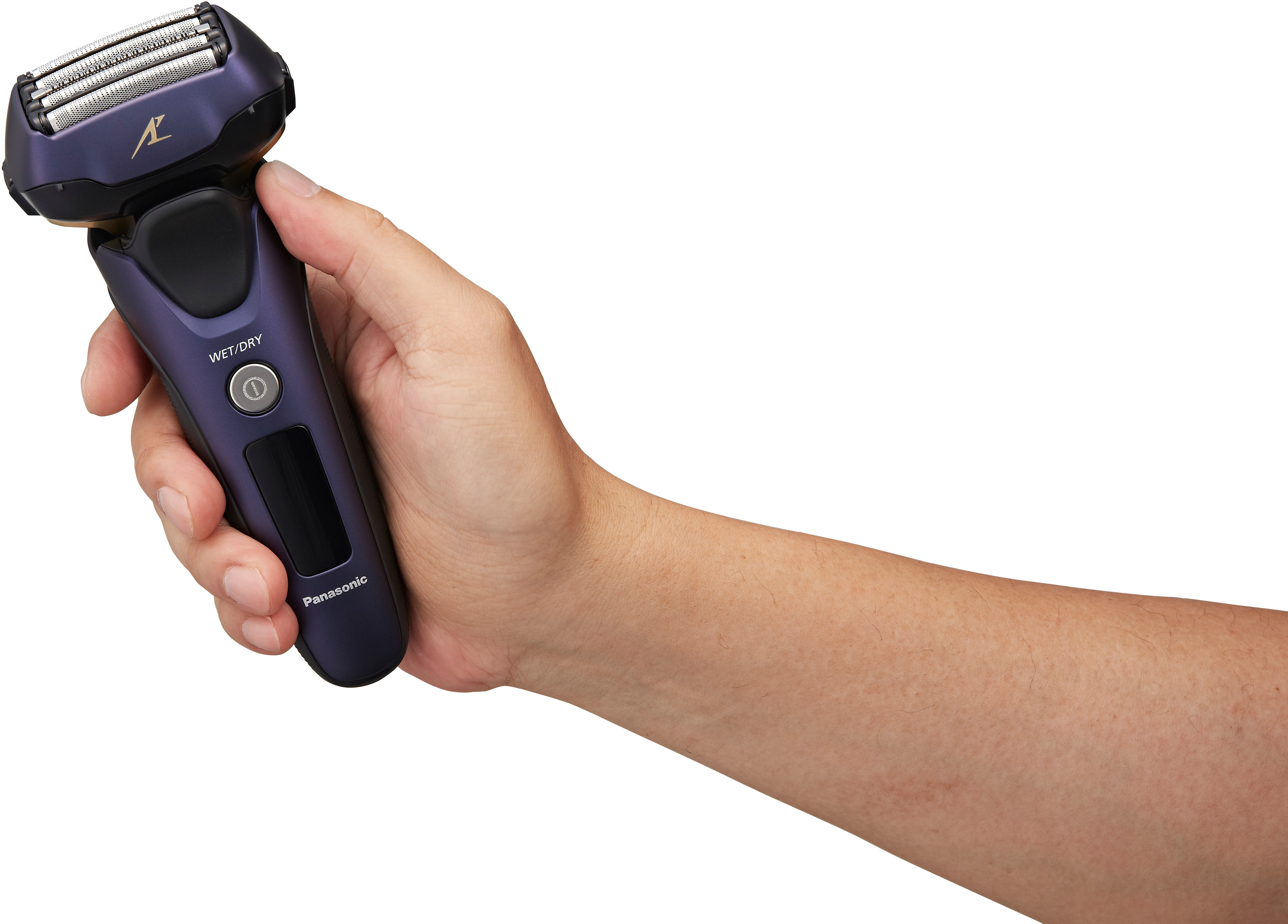 Hand, die einen lila-silbernen elektrischen Rasierer von Panasonic hält.