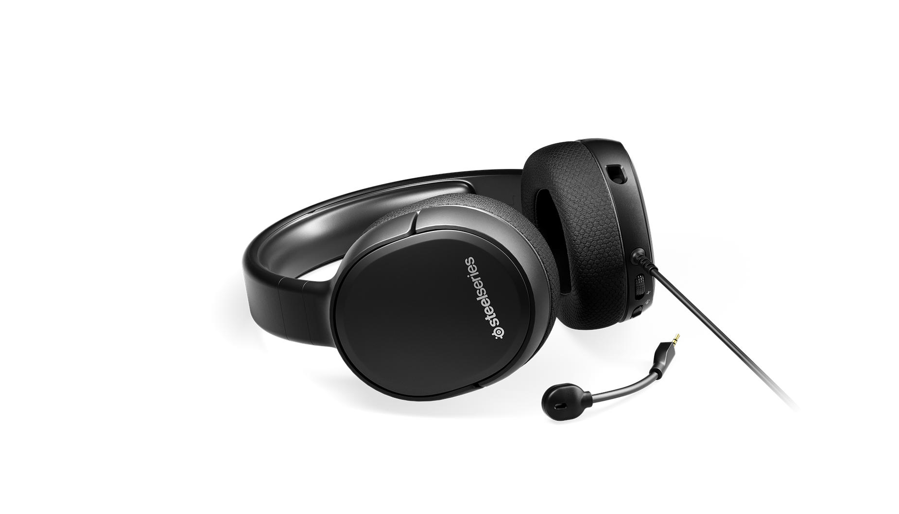 Beyaz bir arka plan üzerinde çıkarılabilir bir mikrofona sahip siyah SteelSeries kulaklık.