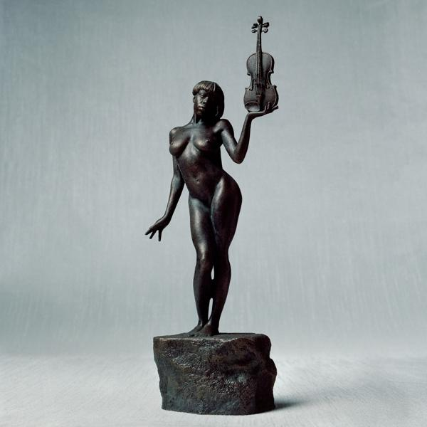 Bronzestatue einer nackten Frau, die eine Geige hält und auf einem Steinsockel steht.