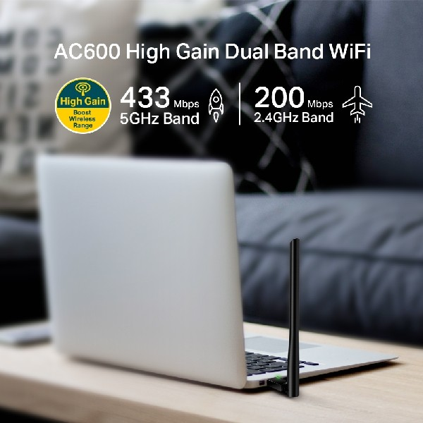 Laptop con adaptador WiFi. Muestra velocidades de transferencia de datos. Fondo borroso.