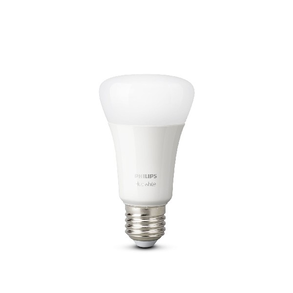 Bombilla inteligente Philips Hue blanca. Base plateada. Fondo blanco.