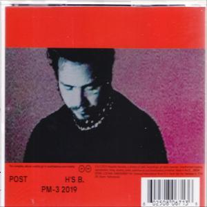 Albumcover mit verschwommenem Bild von Post Malone, mit rotem Balken oben und unten.