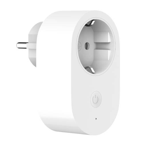 Enchufe inteligente blanco con enchufe, botón de encendido y luz, aislado sobre blanco.