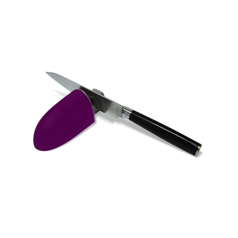 Cuchillo plateado con funda de hoja morada, sobre una superficie blanca.