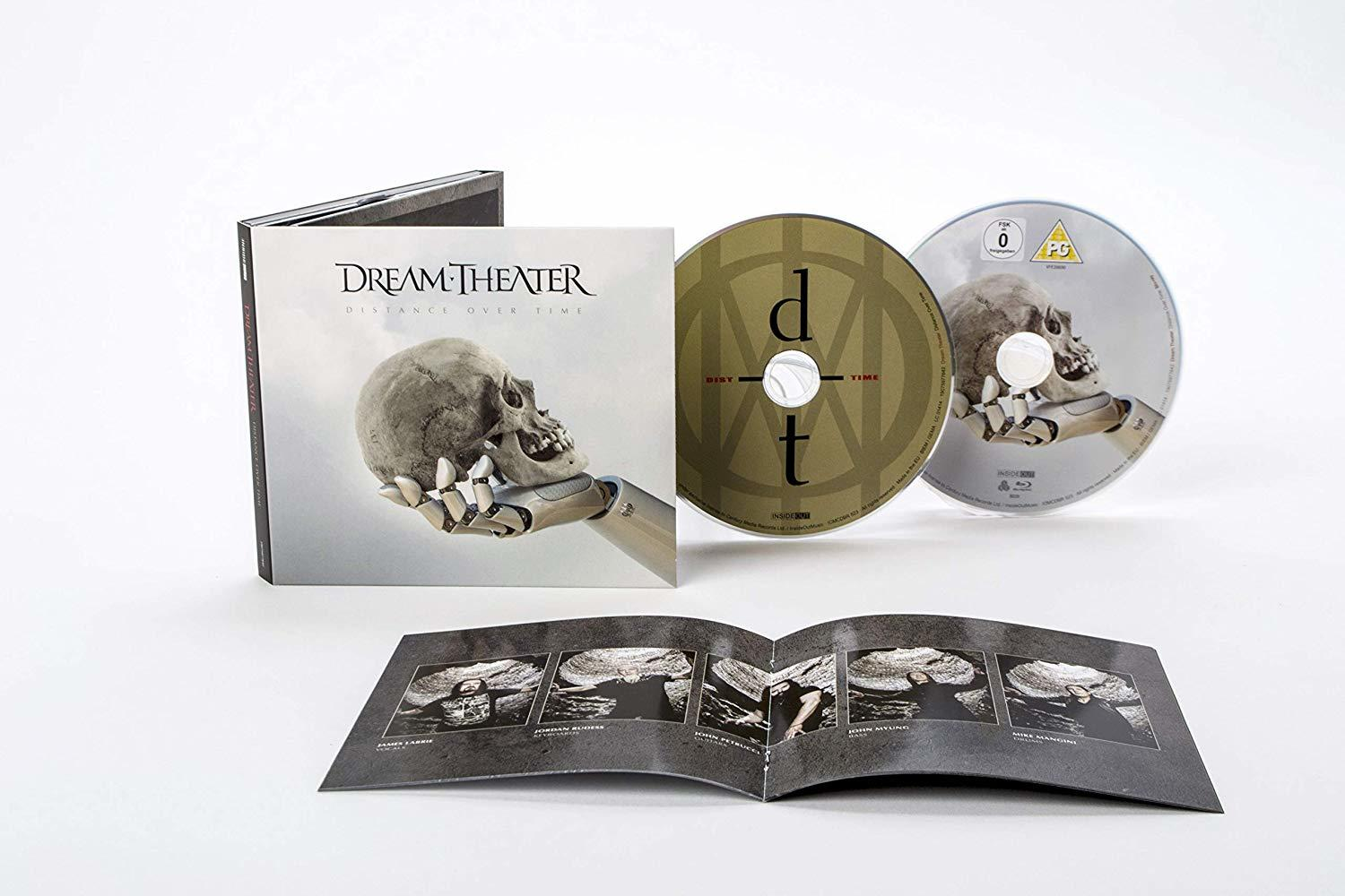 Albumcover mit 3 CDs und einem Booklet. Das Cover zeigt einen Schädel und eine Hand.