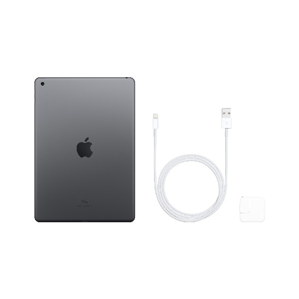 Un iPad gris y un juego de cargador con un cable blanco.