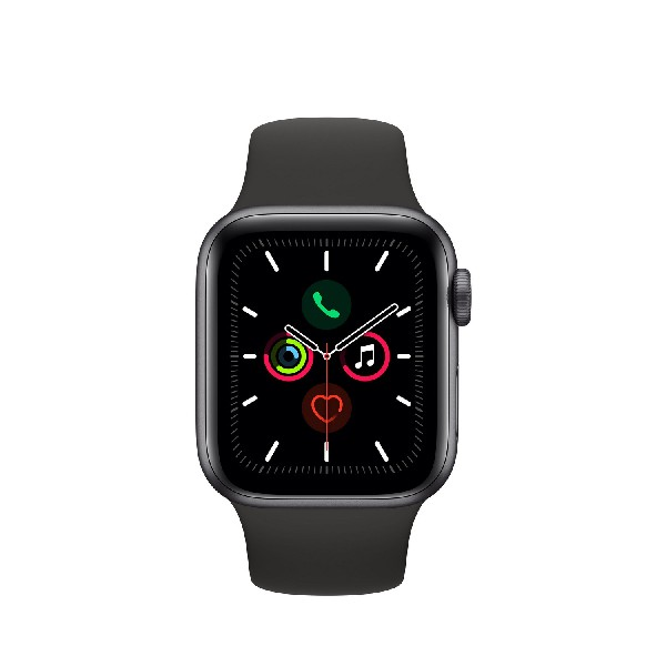 Apple Watch negra con correa negra, aislada sobre blanco.
