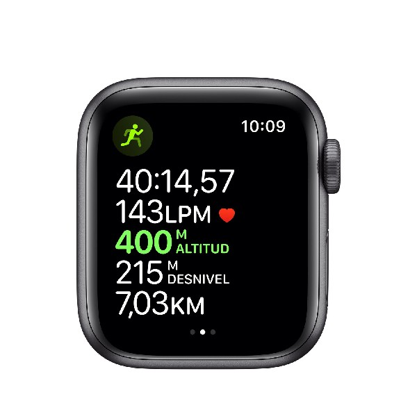 Un reloj inteligente con estadísticas de carrera en la pantalla. Muestra tiempo, distancia, altitud y frecuencia cardíaca.