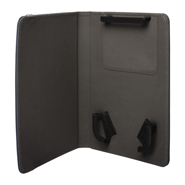 Funda de tableta abierta, gris símil piel con cremallera. Dentro, un bolsillo y dos sujeta tabletas negros.